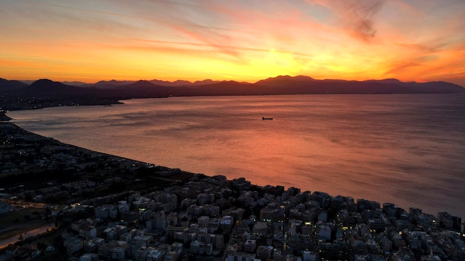 Letecký pohled na moderní město symbolizující budoucnost a příležitosti.